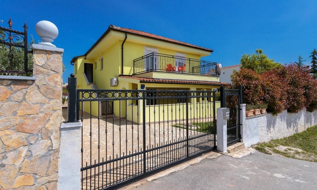 Bazen s ležaljkama i suncobranima u vrtu vile Dora Victoria