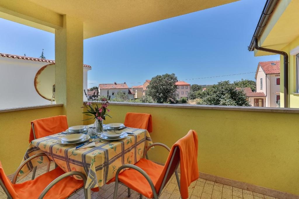 Svijetli dnevni boravak s velikim prozorima i izlazom na balkon