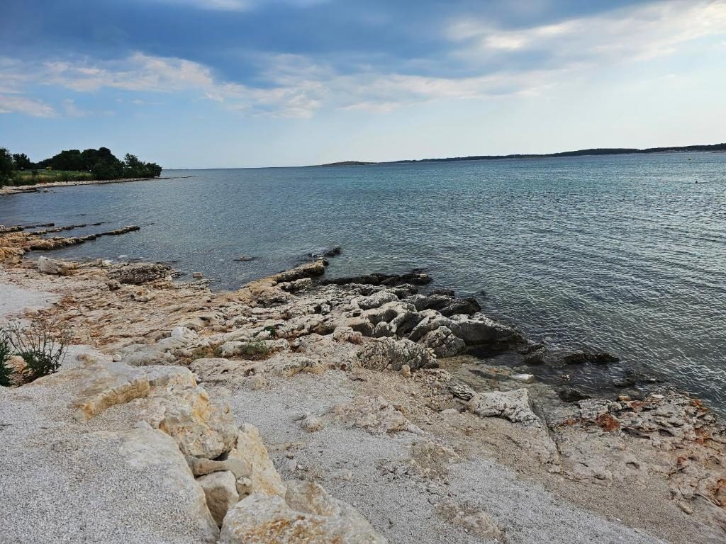 Kamena obala i plitko, bistro more medulinske uvale