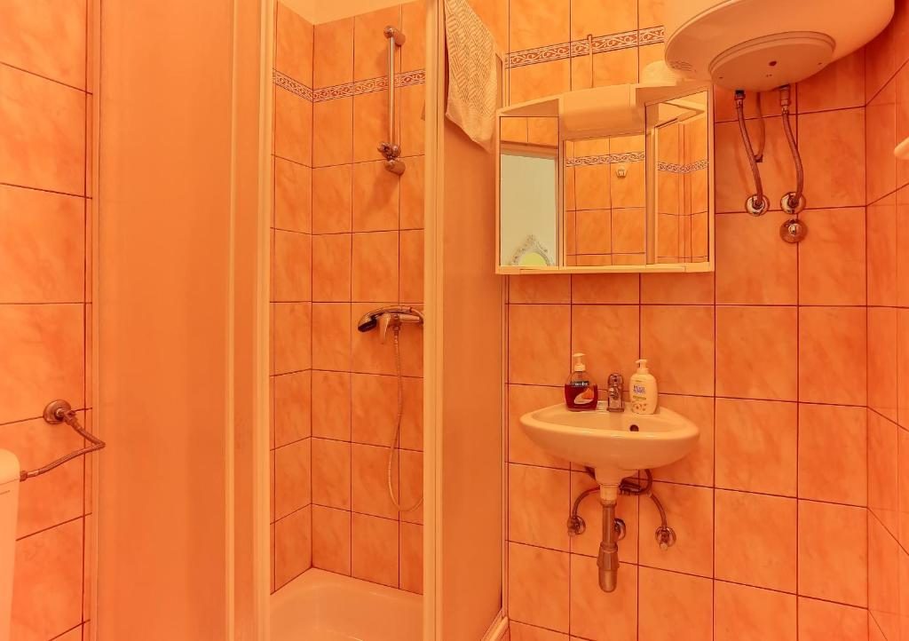 Kupaonica studio apartmana s tušem