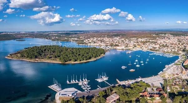 Marina i brodice u medulinskoj uvali iz zraka