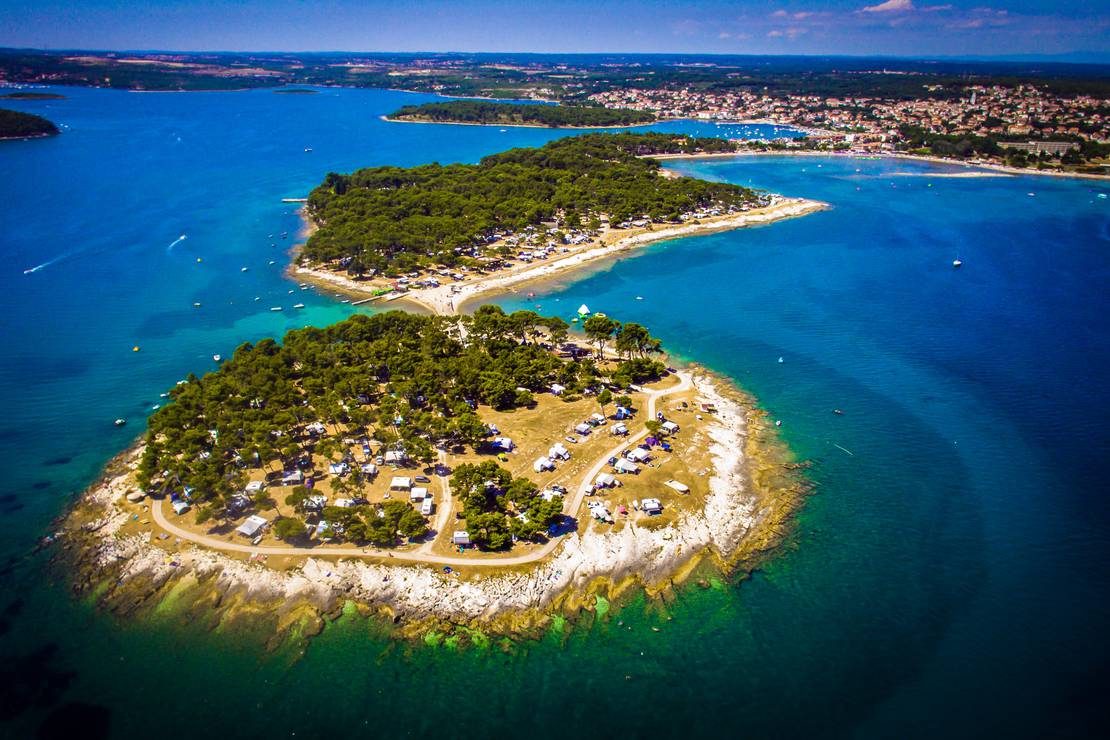 Zračni pogled na zeleni poluotok i otočiće medulinskog arhipelaga