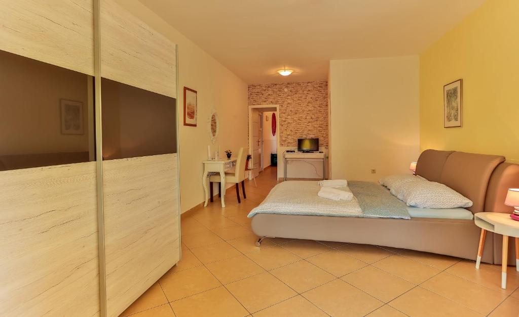 Studio apartman s krevetom i velikim ormarom
