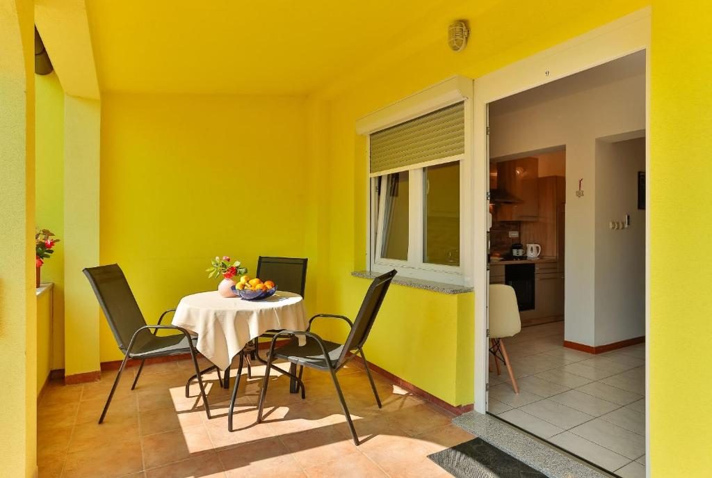 Natkrivena terasa s blagovaonicom uz ulaz u apartman